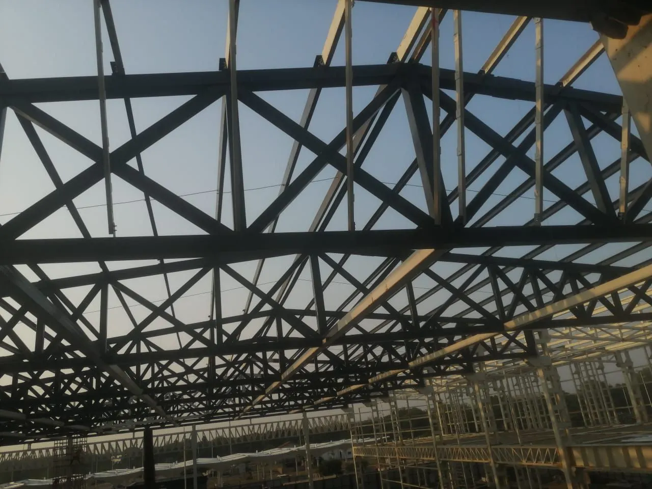 Steel roof truss & decking